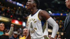 Оладипо се завърна и отдаде почит към Коби