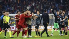 Защитник на Рома атакува съдията