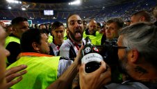 Игуаин му отпусна края, налива се с шампанско като невидял + СНИМКИ