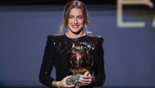 Голямо признание: Стоичков връчва „Златната топка“ на „Камп Ноу“