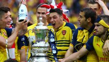 Палавникът Йозил заби две блондинки в "Ел Ей" + СНИМКА