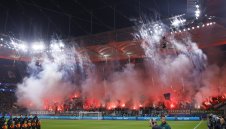 Насилие в Шампионска лига: Задържаха 36 фенове след Айнтрахт - Наполи
