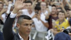 Роналдо пристигна в Торино, минава прегледи и подписва с Ювентус + СНИМКИ