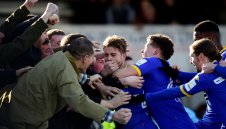 Лийдс към феновете си: Грозно ли е новото ни лого? + ВИДЕО