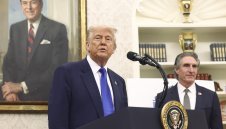 Тръмп прецаква футболни фенове