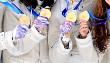 Дефектните олимпийски медали отиват на поправка