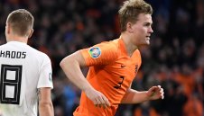 Юве, Юнайтед, Байерн? Аякс пуска Де Лихт в Барса на промоция