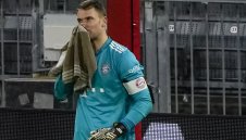 Какво става с Байерн? Нойер удари невиждано дъно