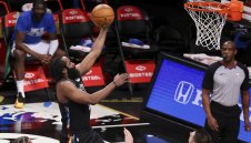 Брадата продължава да наказва здраво в НБА