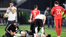 Разследват трима заради "Хайл Хитлер" към Сане и Гюндоган