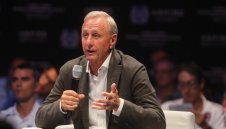 Кройф: Кристиано е голмайстор, а Меси отборен играч