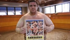 Аоияма гази като валяк, утре излиза срещу тотален слабак