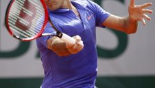 Федерер се спаси от позорно отпадане на старта в Хале + ВИДЕО