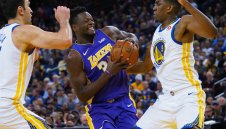 Уориърс надвиха Лейкърс, но останаха и без Клей