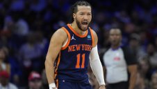 Брънсън съсипа Сиксърс с 47, Далас на косъм от знаменит обрат