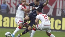 Лудост: Фенове хвърлят козе глави на стадион в Германия