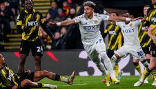 Без Груев Лийдс докопа точка, но предаде първото място