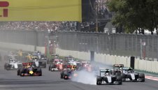 Люис с нова победа, топи още от аванса на Нико