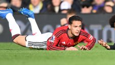 Бие жени, а с топката е палячо: Юнайтед гони Антони