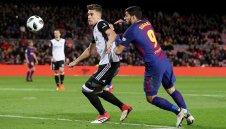 Канибала забърка нов скандал! Луис Суарес нарече защитник на Валенсия "задник"