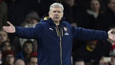 Чудо: Намери се защитник на Арсен Венгер