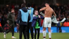 Момиче разкри как е взела фланелката от Роналдо 