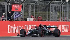 Рецитал на Люис и на Имола, британецът докосва титлата