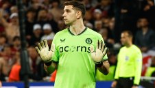 И все пак наказаха Емилиано Мартинес заради картоните