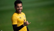 Дани Алвеш успокои: Контузията ми не е тежка