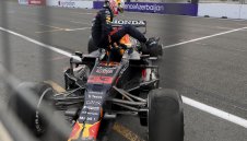 Отломки от коли са спукали гумите на Ланс и Макс