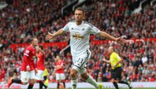 Сигурдсон преподписа с Лебедите