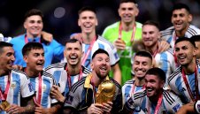 Меси и компания празнуват с... луканка и пържени картофи + СНИМКИ