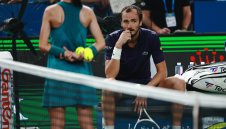 Събуди се! Медведев с първа титла от 2023 година насам