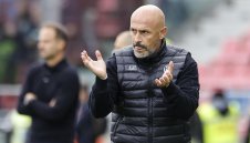 Приеха треньора на Болоня в болница