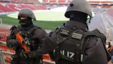 Нов ужасяващ инцидент на Евро 2024: Полицията стреля по човек с кирка и коктейл "Молотов"