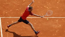 Медведев си призна, че е "ограничен" на клей