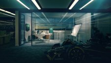 Легендата Нюи започна официално работа в Астън Мартин