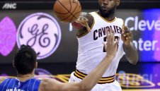 Шампионът Кливланд тръгна с победа