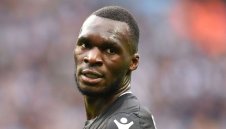 Бентеке се връща, за да спасява Палас