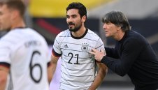 Германска звезда се гушка с екзотична красавица + СНИМКИ