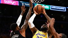 Най-после: След 3 години Лейкърс взе дербито на Лос Анджелис