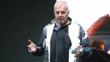 Технично франсе мотае Левски и троши нервите на Сираков