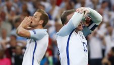 Ходжсън и Руни: Моля ви, искаме да останем на Евро 2016 + ВИДЕО