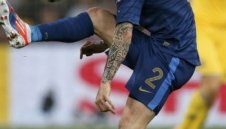 От Лил се изсмяха на Нюкасъл заради офертата за Дебюши