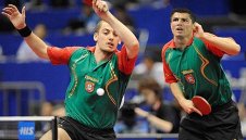 Роналдо загрява за Мондиала с тенис на маса