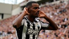 Нюкасъл започна с впечатляващо 5:1 над Астън Вила