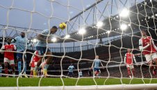 Арсенал цака Челси за доказан комарджия