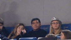 Заради кражба? Марадона лишил от милиони любимите дъщери