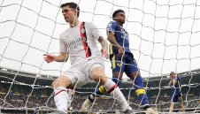 Милан удари Верона и дръпна на Юве