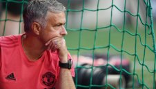 Моуриньо пищи: Изоставаме! Чака ни тежък сезон